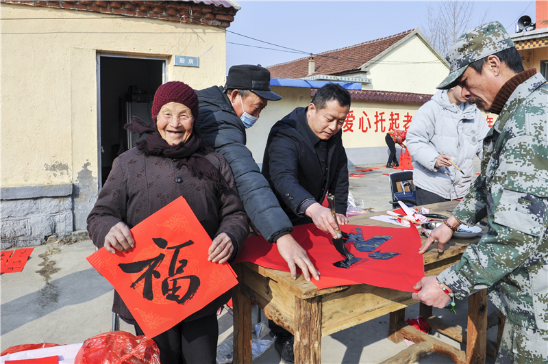 蒙陰縣書法家到野店鎮(zhèn)煙莊村獻愛心